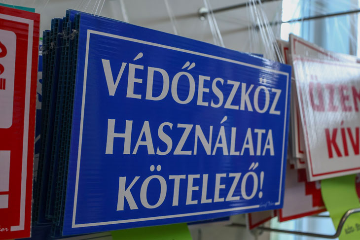 Kék színű, „Védőeszköz használata kötelező!” kötelező munkavédelmi utasítást jelző tábla