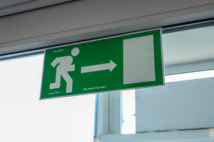 zöld színű menekülési irányt (vészkijáratot) jelző biztonsági tábla