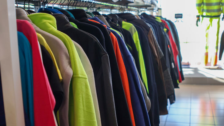 pulóverek vállfán