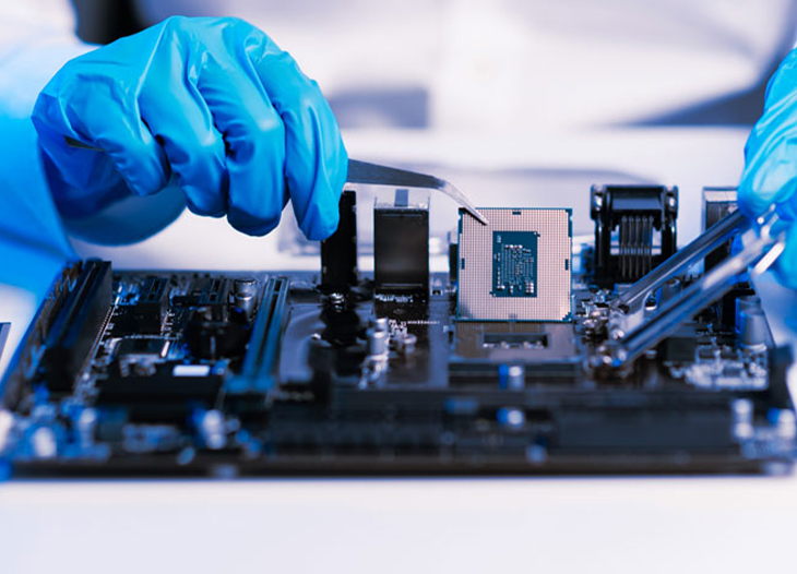 egy gumikesztyűs technikus javítja az alaplapot a laborban