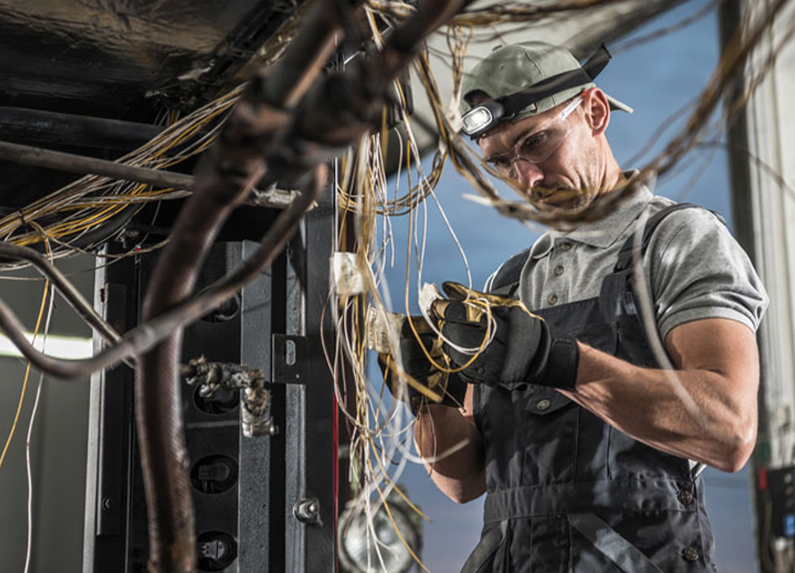 kábelekkel dolgozó járműszerelő