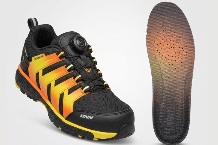 Bennon Stinger S3 szellőző, sportos munkavédelmi cipő és annak ergonómikus talpbetéte egymás mellett.