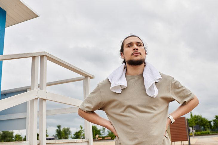 vizes törölközőt viselő férfi