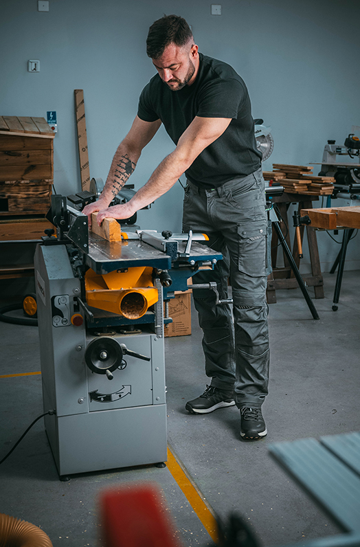 Urgent Neon munkaruha nadrág munkavégzés közben