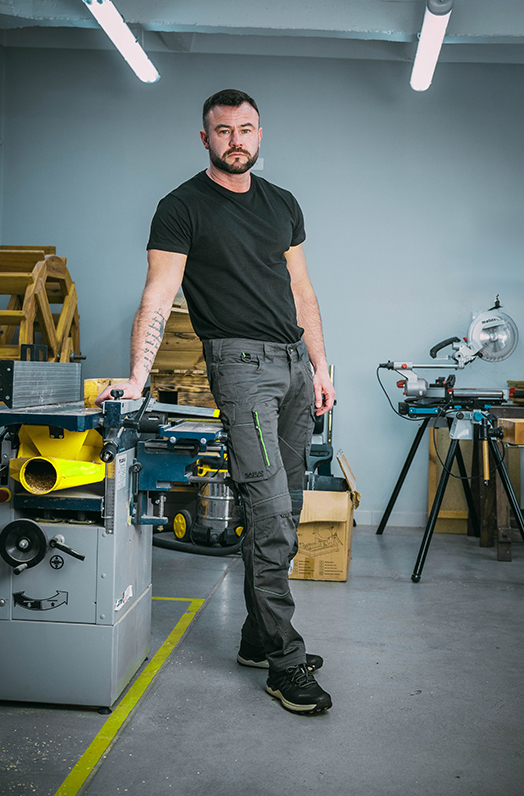 Modellen kapu előtt